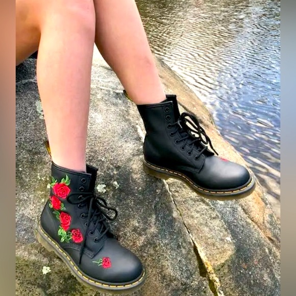 DR MARTENS women boots, Floral black leather red roses
Size 9 - Picture 2 of 10